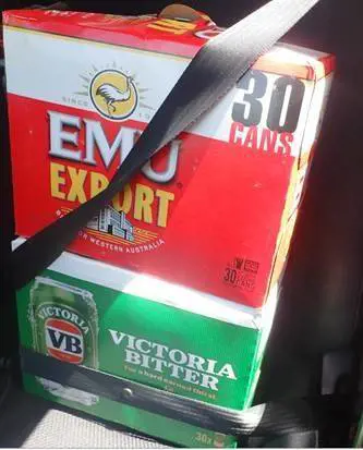 Cinture in auto per la birra ma non per i figli: condannato