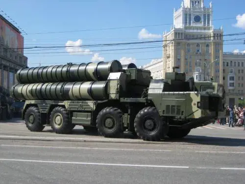 L'Iran pronto ad armarsi con i sistemi aerei S-300 russi