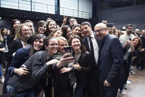 Renzi sostiene il made in Italy: "Ho pure la mutanda Intimissimi"