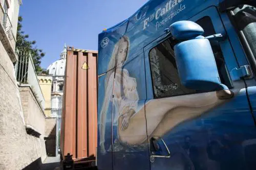 Il camion con le immagini osè imbarazza il Vaticano