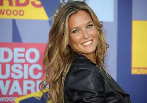 Bar Refaeli mostra il pancino su Instagram