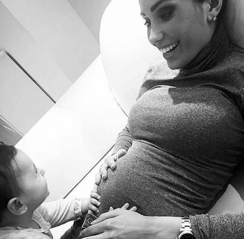 Federica Nargi incinta, la foto del pancino su Instagram