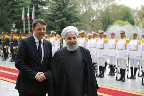 Iran, Renzi in visita ufficiale: la stretta di mano con Rohani