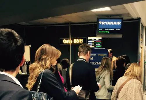 La Boschi vola low cost: la foto in coda al gate