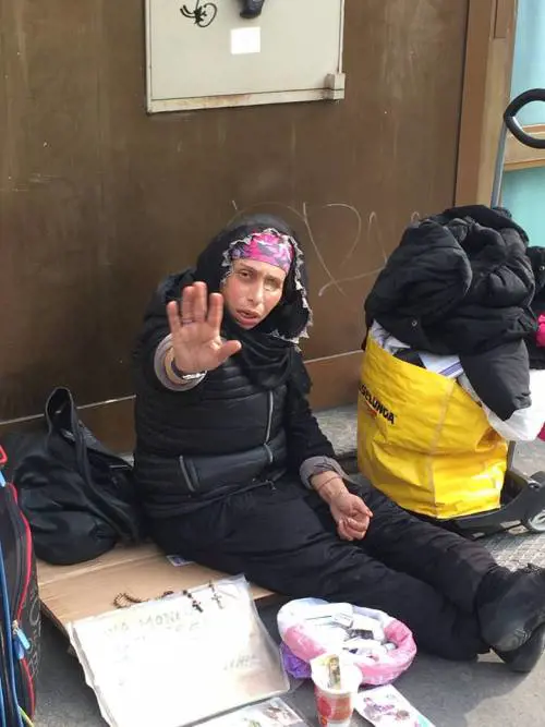 Feci sotto casa, botte, minacce: la rom espulsa resta in Italia e torna per minacciarlo