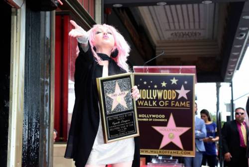 Cyndi Lauper conquista la stella sulla Walk of Fame
