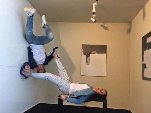 La stanza capovolta: l'arte al contrario