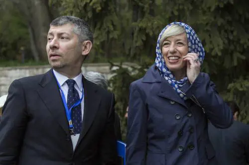 Il ministro Giannini a Teheran: il suo capo  è coperto dall'hijab