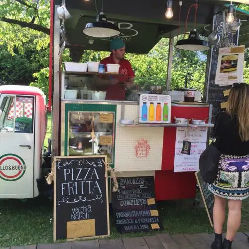 Tutti pazzi per lo street food, ma con il cibo della tradizione locale