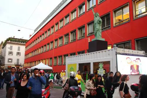 Fuorisalone, i residenti: "La notte come in discoteca, ma tanti affari per i negozianti"