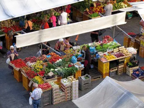 Assurda multa al fruttivendolo: scrive "siciliani" e non "italiani"
