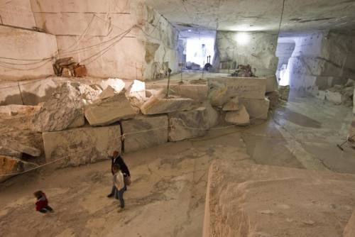 Carrara, crollo in una cava: due operai sotto le rocce