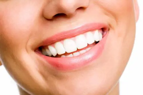 Lo sbiancamento dei denti fai-da-te con carta stagnola e dentifricio