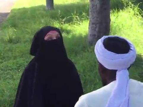Imam pratica una sorta di esorcismo a una ragazza