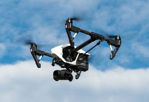 L'evoluzione del voyeur: uomo spia i vicini con un drone