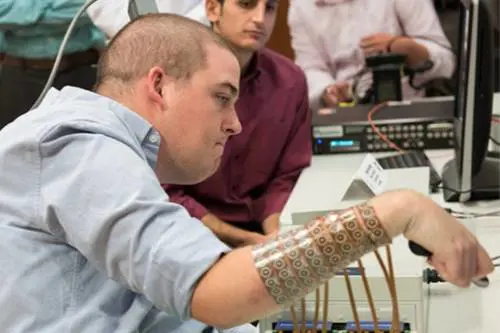 Giovane tetraplegico riacquista l'uso della mano grazie al microchip nel cervello