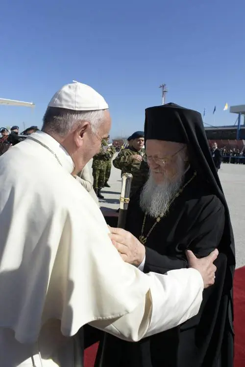Il Papa vola nell'inferno di Lesbo. E torna a casa con dodici migranti