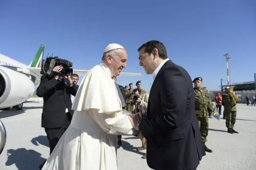 La scelta ipocrita di Tsipras: l'isola "ripulita" dai profughi