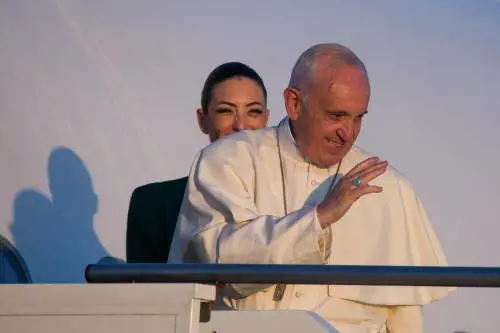 Papa Francesco pranza con i profughi di Lesbo