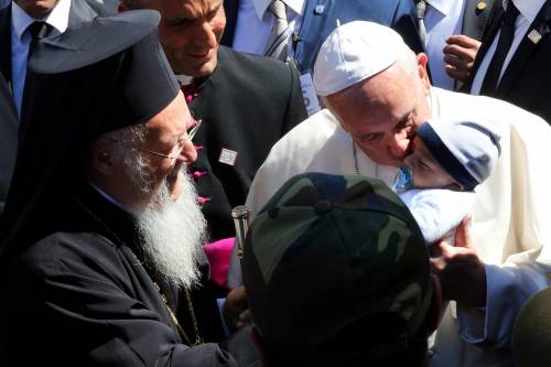Il Papa incontra i profughi: "Non siete soli, l'Ue vi aiuti"