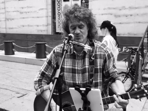 Il Fuorisalone degli artisti di strada: "Guadagno 80 euro in due ore"