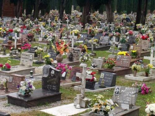 Scambio di salma a Milano: figlia prega per 16 anni sulla tomba sbagliata del padre