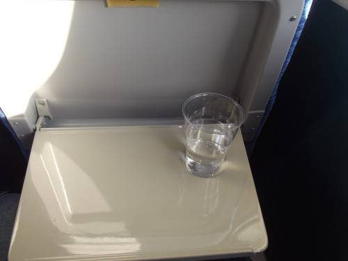 "Non toccate il tavolino degli aerei: ecco quanti germi contiene"