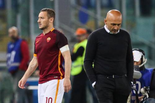 Totti è immortale: i tifosi della Roma in lacrime per il capitano