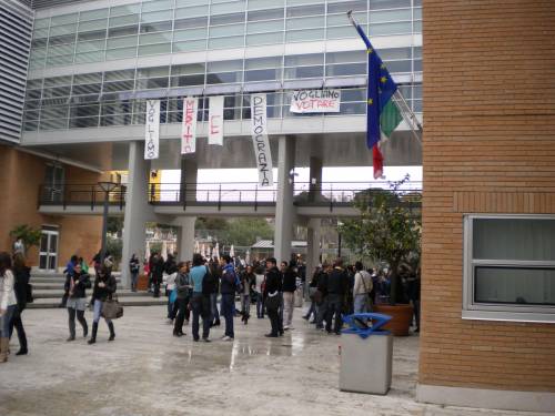 Roma, giallo all'università Ragazzo si spara in testa