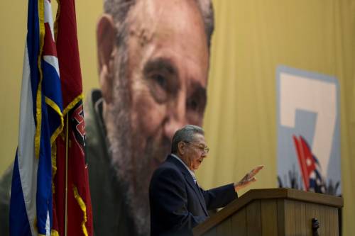 Raul Castro parla all'assemblea del VII congresso del partito comunista