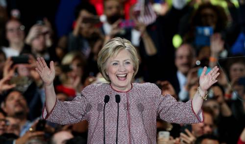 Hillary festeggia la vittoria