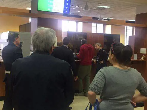 Immigrato insulta le impiegate: "Le vostre risposte fanno schifo"