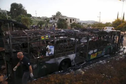 Le fiamme avvolgono l'autobus