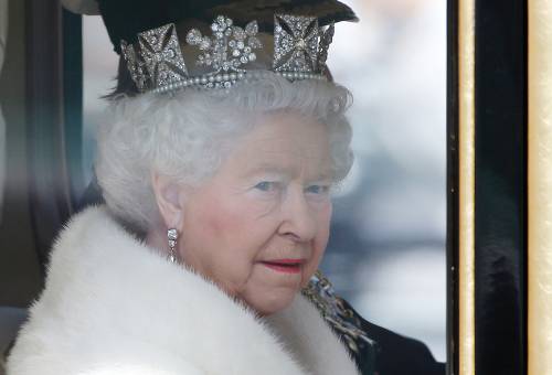 Elisabetta II scrive al popolo: "È difficile sfuggire al cupo umore"