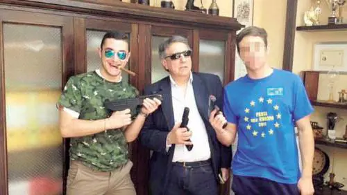 Cosenza, polemica sul preside vestito da boss su facebook