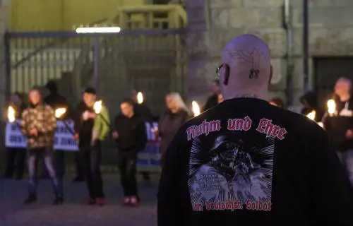 Pietre e bottiglie sul corteo che manifesta contro l'islam