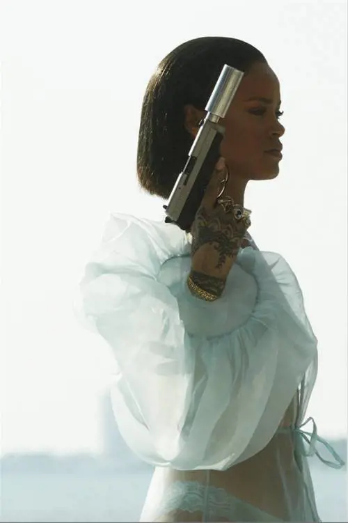 Rihanna, sexy killer in "Needed me": foto