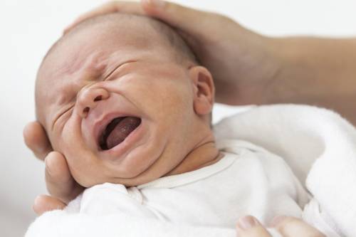 I ricercatori: "Va bene lasciar piangere i neonati prima che si addormentino"