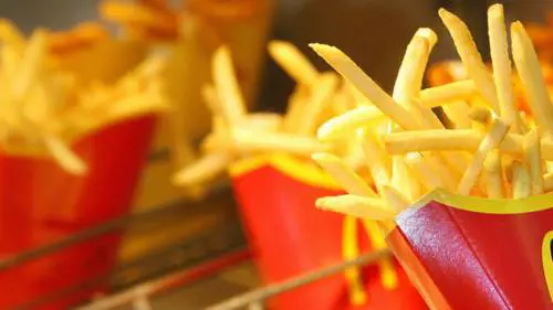Al popolo tocca il cibo spazzatura. Così vogliono le élite