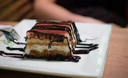 Roma, 90enne ruba tiramisù al supermarket: glielo comprano i poliziotti