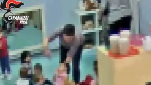 Rimini, violenze sui bimbi: arrestata maestra d'asilo