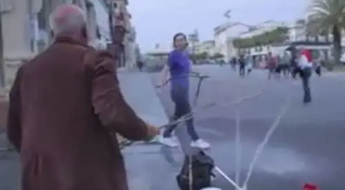 Viareggio, aggredito e umiliato in strada. L'uomo delle bolle commuove il web