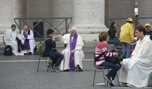 Il Papa confessa i giovani in piazza San Pietro