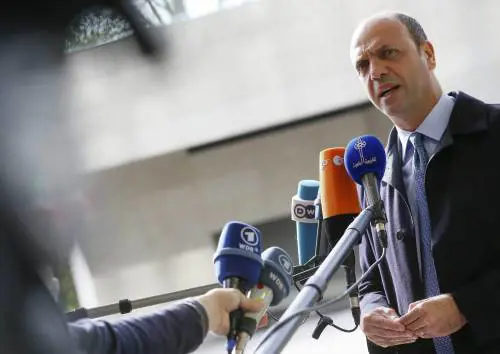 "Alfano troppo prono a Renzi": i suoi pronti a tornare con Fi