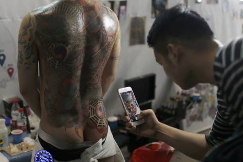 Colombia, correzioni gratis a chi ha tatuaggi scritti sbagliati