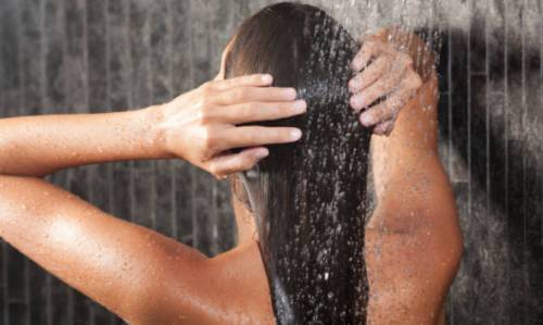 Riprende donna in doccia, ma per la Cassazione non è reato: non c'erano le tende
