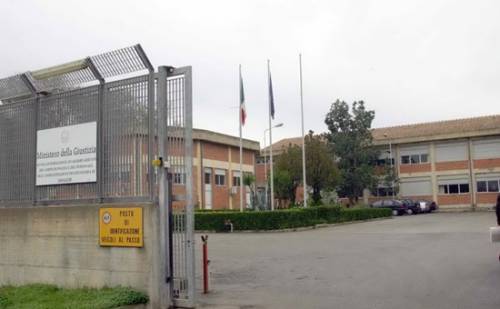 Cagliari, un maxi-centro per immigrati sostituirà scuola per poliziotti