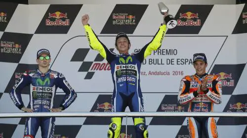 Valentino Rossi regala la coppa di Jerez ai malati dell'Ospedale dei Bambini di Parma