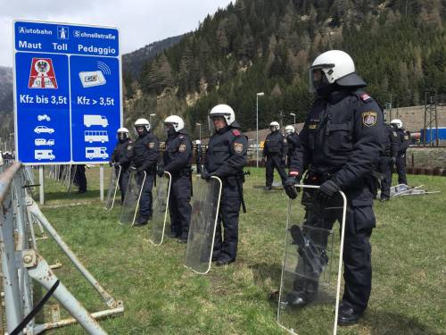 Migranti, l'Ue minaccia l'Austria: "Sanzioni se blocca le frontiere"