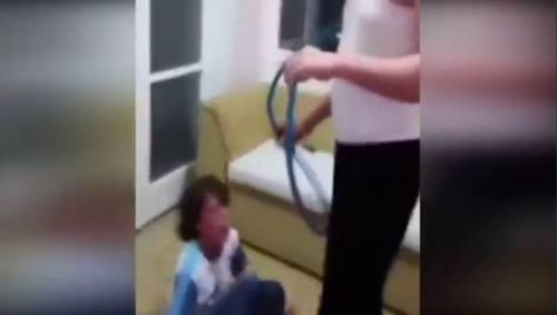 Il violento castigo dell'immigrato: flagella figlio 12enne col tubo